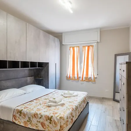 Guesthost - Cozy Flat Near Concattedrale San Siro דירה *