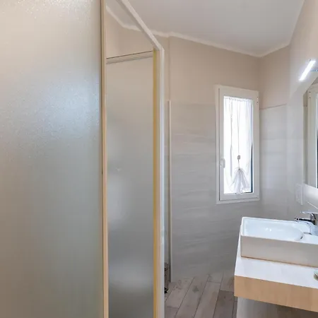 Guesthost - Cozy Flat Near Concattedrale San Siro דירה *