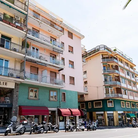 Guesthost - Cozy Flat Near Concattedrale San Siro דירה